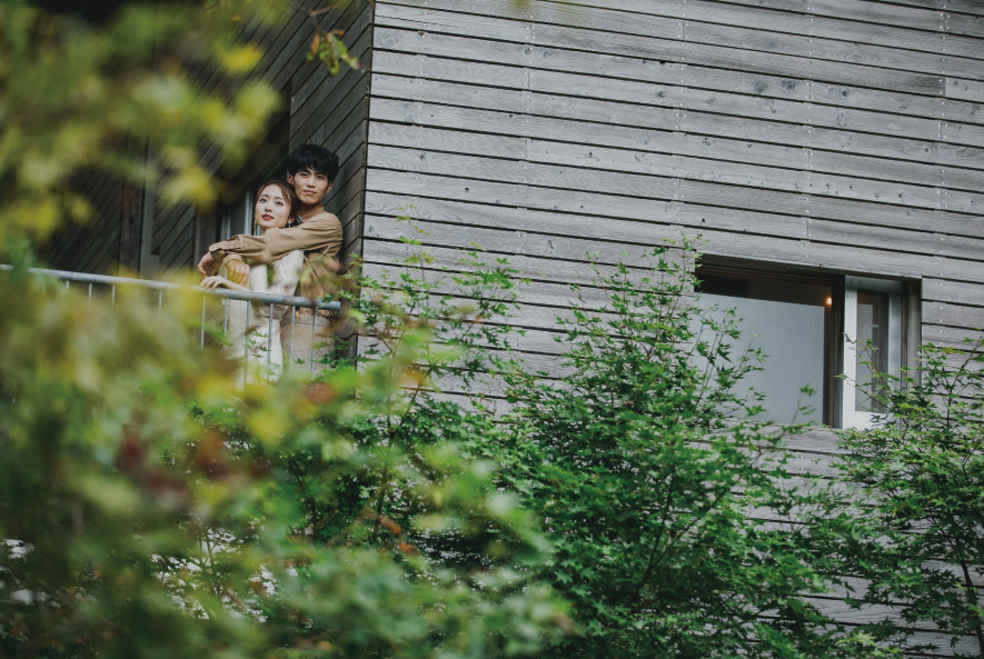 箱根リトリートヴィラから広大な自然を眺めている新郎新婦の2人