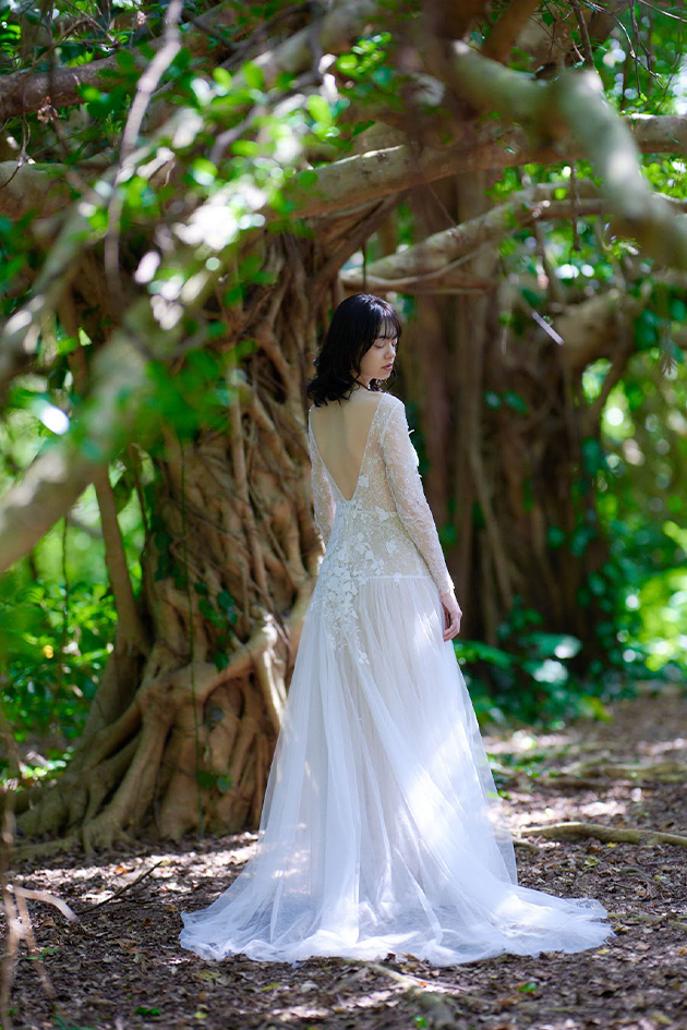 アンナカラの大小サイズのボタニカルモチーフのロングスリーブウエディングドレス