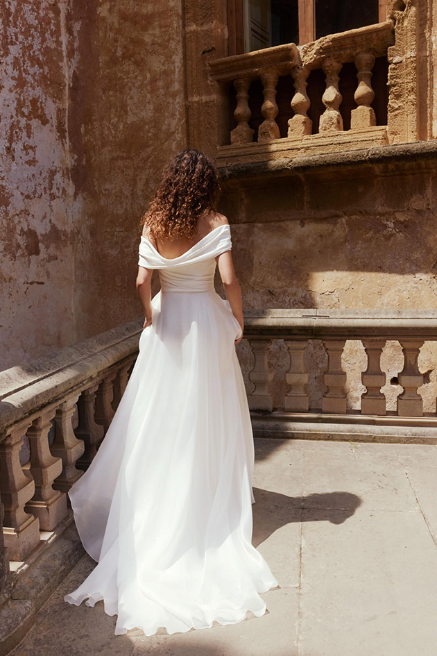 アンナカラのシンプルなオフショルダーのウエディングドレス