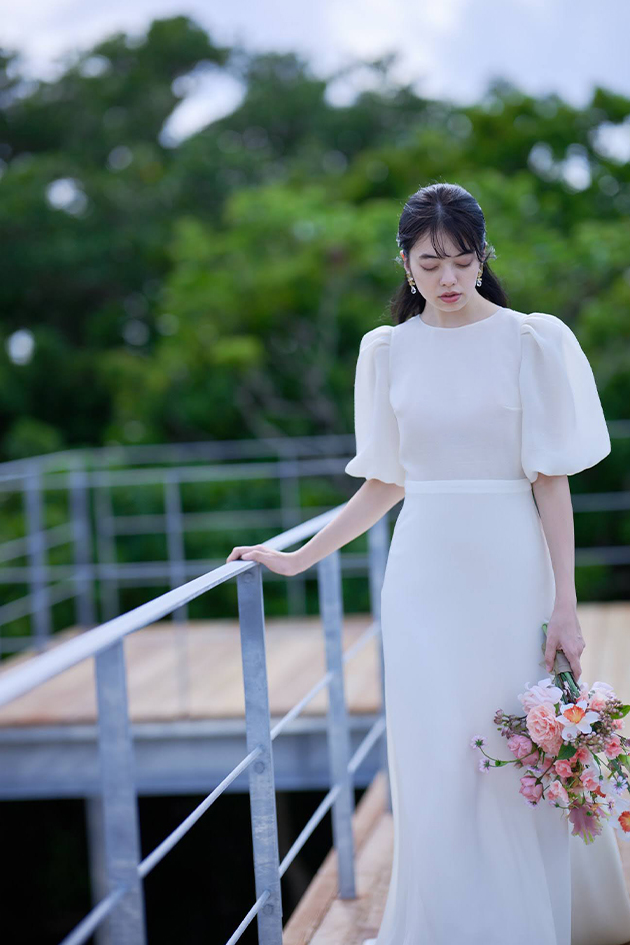 ロールドサガザンのパフスリーブのウエディングドレス