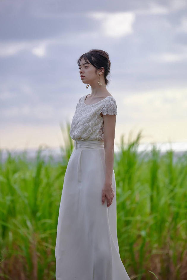 ロールドサガザンのフラワーモチーフのギュピールレースでつくられたウエディングドレス