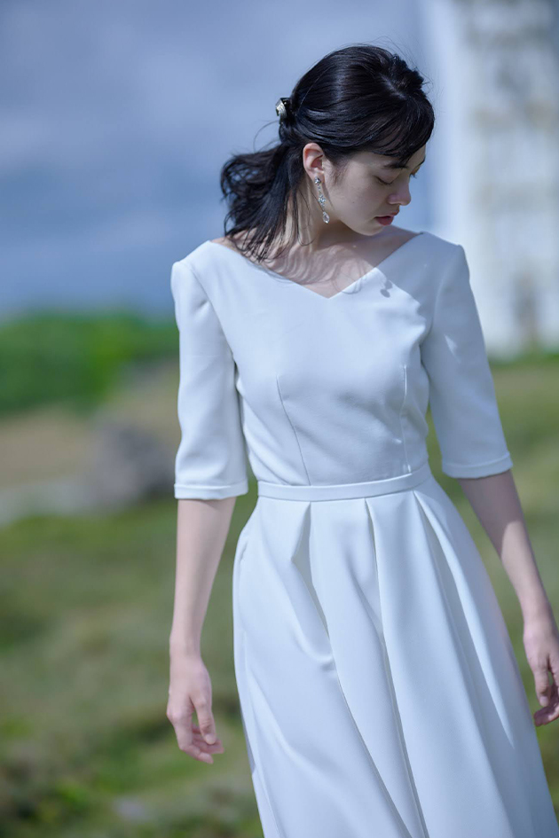 ロールドサガザンのミニマルなデザインのウエディングドレス