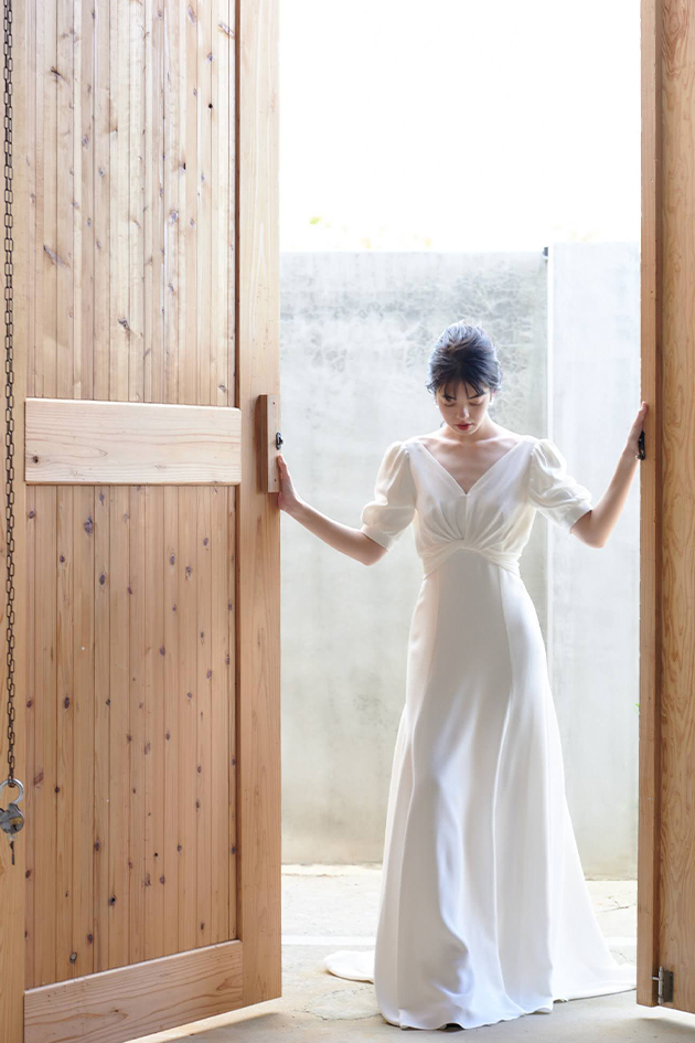 ロールドサガザンのVネックとパフスリーブが特徴的なウエディングドレス