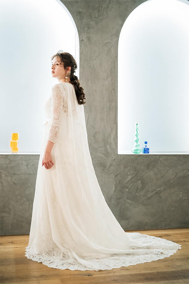 立体感のあるコードレースが特徴のユキノリモリナガとのコラボレーションウエディングドレス